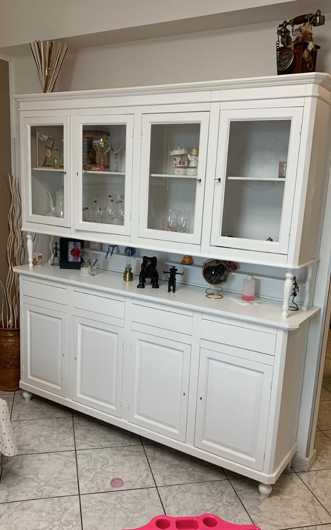 Vetrina in legno stile Arte Povera, colore bianco opaco, con 4 ante a vetro e 4 cassetti.