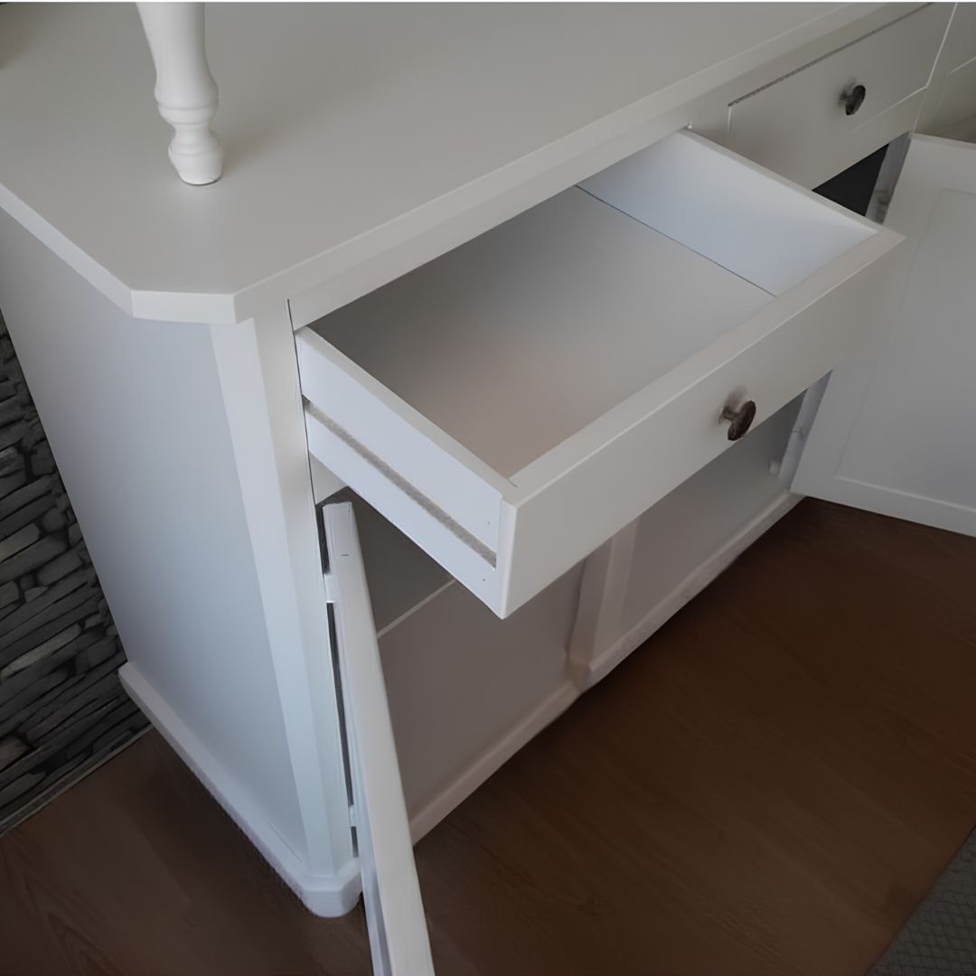 Dettaglio maniglia e cerniere di vetrina in legno bianco in stile classico.