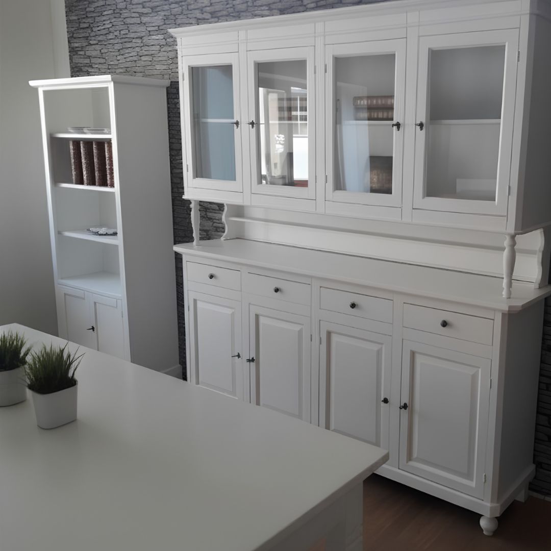 Vetrina da cucina in legno bianco con 4 ante e 4 cassetti, stile classico, vista frontale.