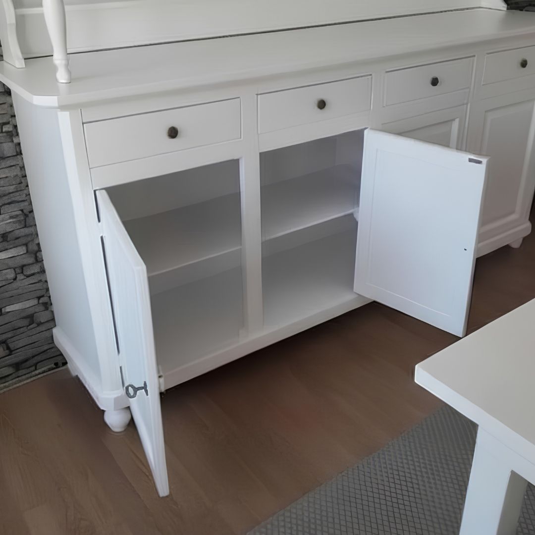 Vetrina in legno bianco opaco arredata con oggetti decorativi in sala da pranzo.