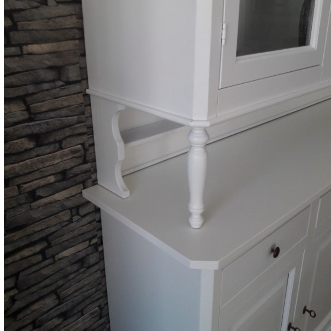 Dettaglio cassetto aperto di vetrina in legno bianco, stile classico Arte Povera.