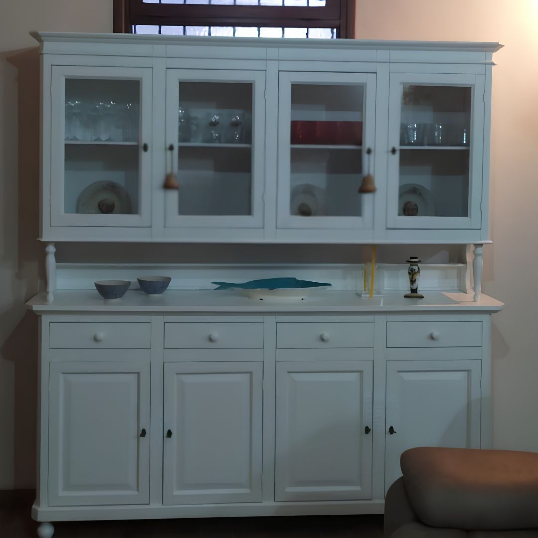 Dettaglio del vano interno di una vetrina in legno bianco con ante aperte.