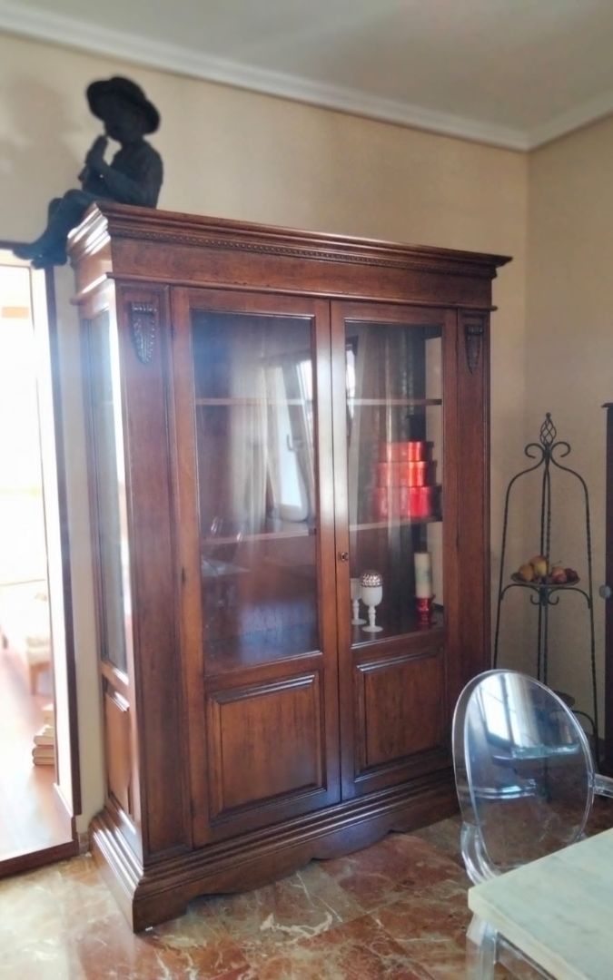 Mobile vetrina arte povera in legno massello noce scuro, ideale per arredamento classico di prestigio.