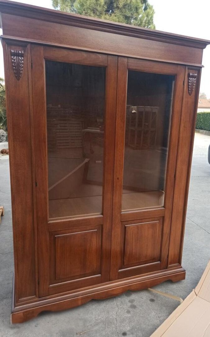 Vetrina in legno noce scuro stile classico vista frontale, design tradizionale con dettagli artigianali.