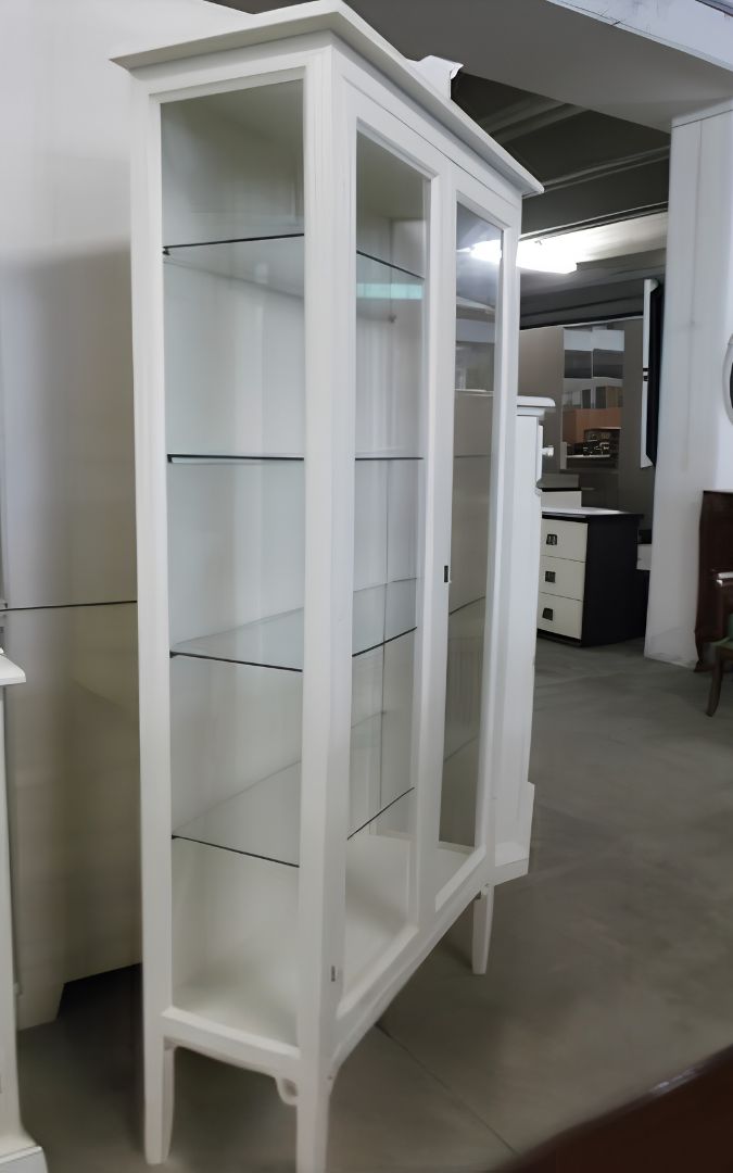 Vetrina in legno stile arte povera, colore bianco opaco, con ripiani interni in vetro.