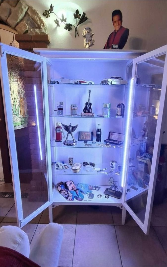 Vetrina in legno classica con illuminazione a LED interna, espositore per oggetti da collezione.