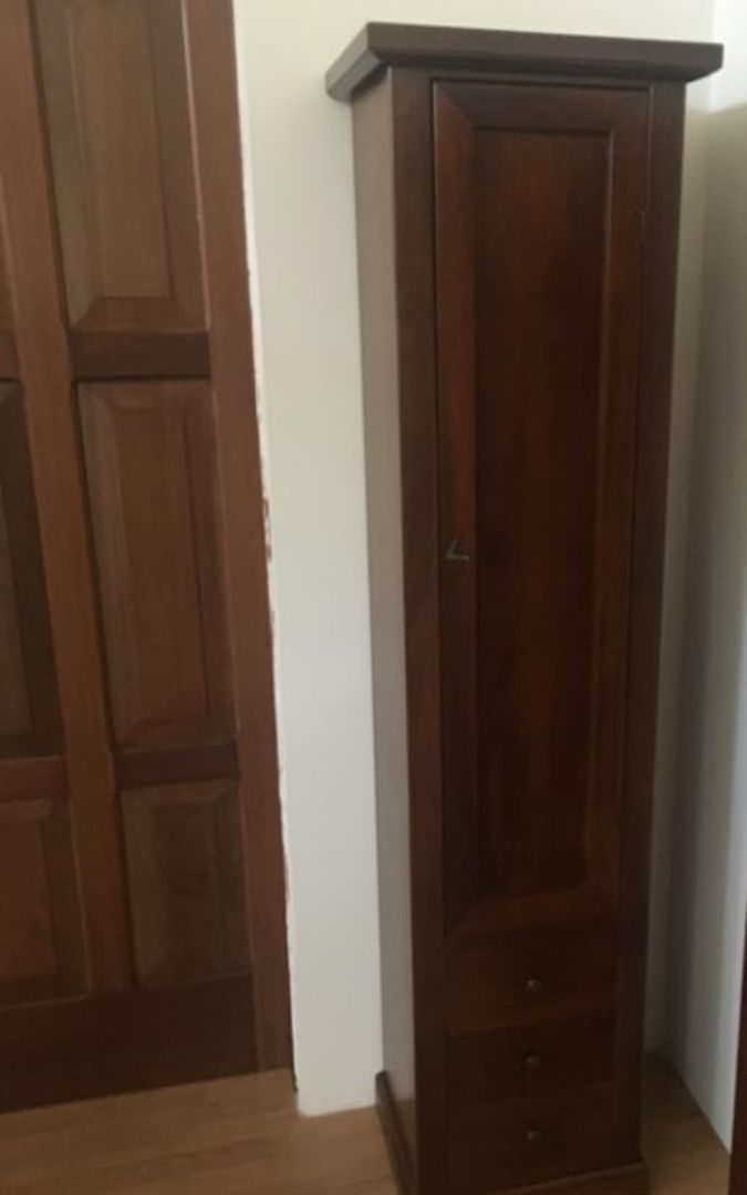 Vetrina alta in legno noce scuro con anta a vetro e tre cassetti inferiori