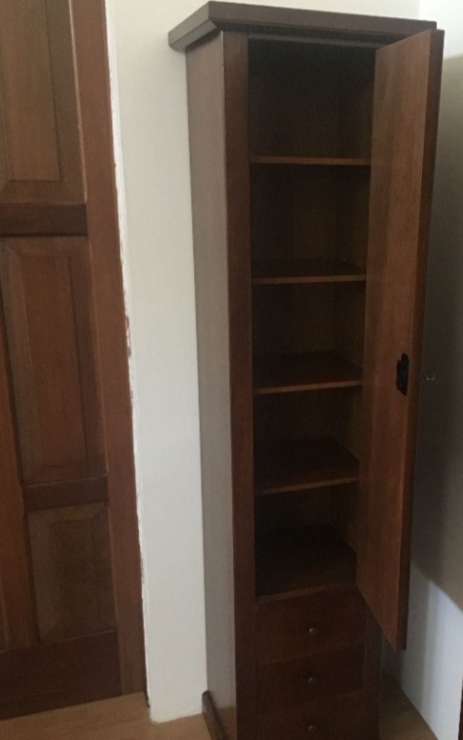 Vetrina in legno noce scuro stile classico utilizzata come libreria per zona giorno