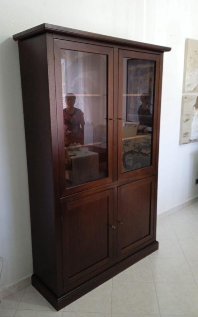 Vetrina classica in legno noce scuro con due ante superiori vetrate e due ante inferiori cieche.