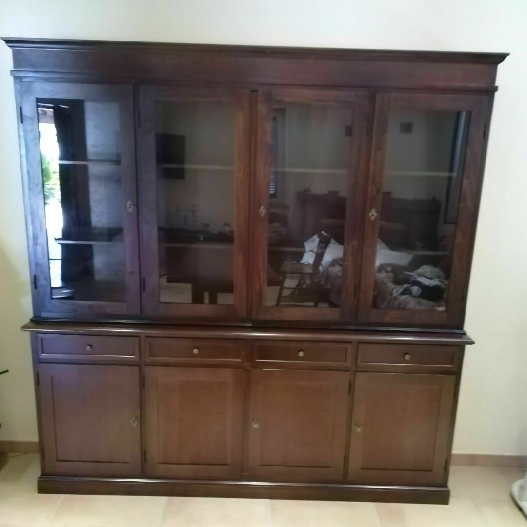 Vetrina classica in legno noce scuro con 4 ante inferiori e 4 cassetti, design arte povera
