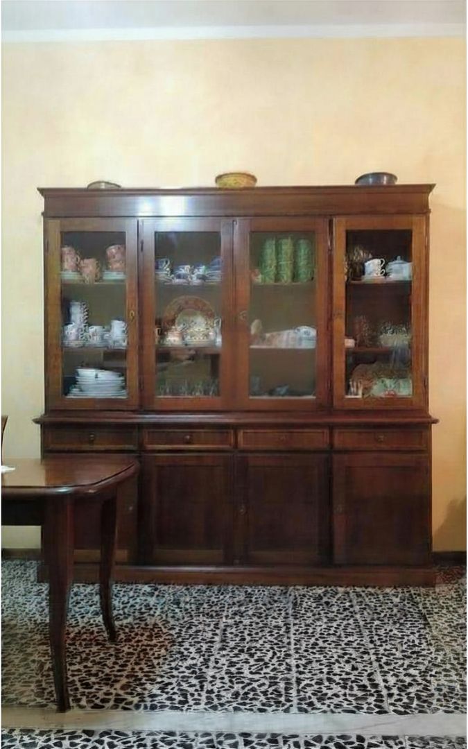 Vetrina classica in legno con decorazioni interne, 4 ante e cassetti