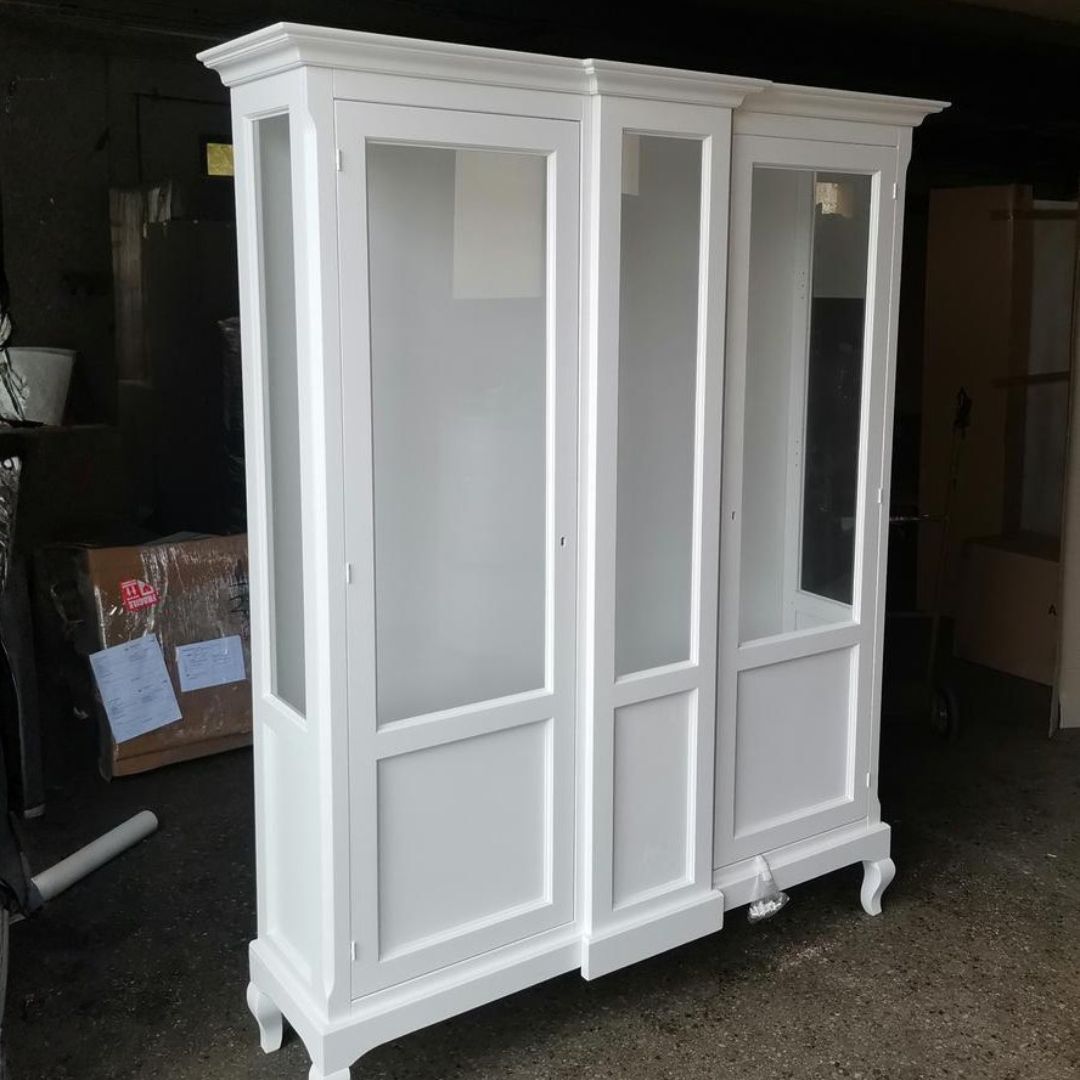 Vetrina classica a due porte in legno di pioppo, finitura bianco opaco elegante.