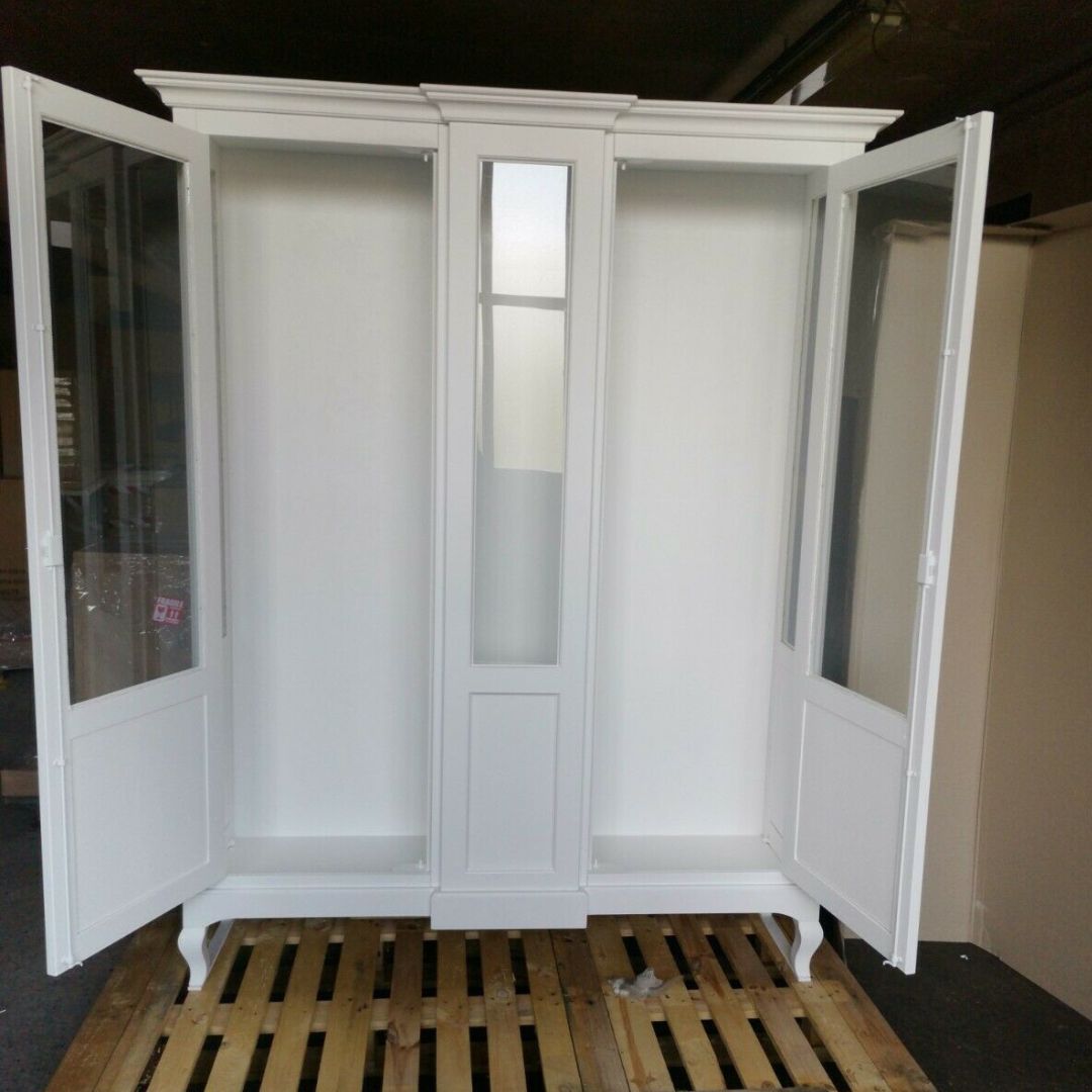Dettaglio interno vetrina in legno di pioppo bianco opaco, design raffinato e luminoso.