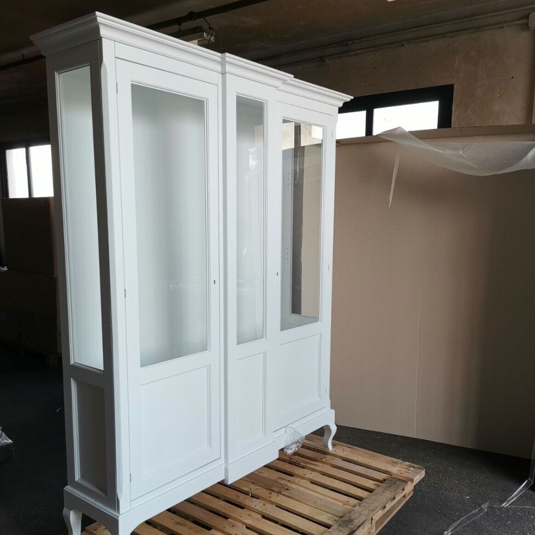 Mobile vetrina 2 porte in legno di pioppo, complemento d'arredo perfetto per sala da pranzo.