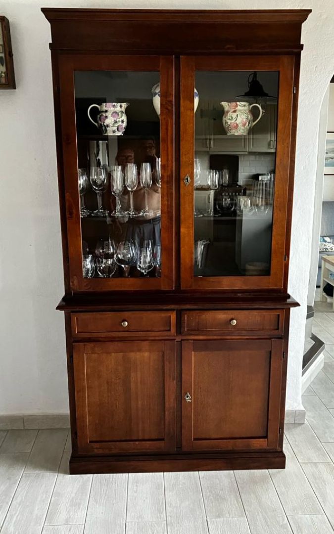 Vetrina classica in legno noce scuro con 2 ante vetrate e 2 cassetti