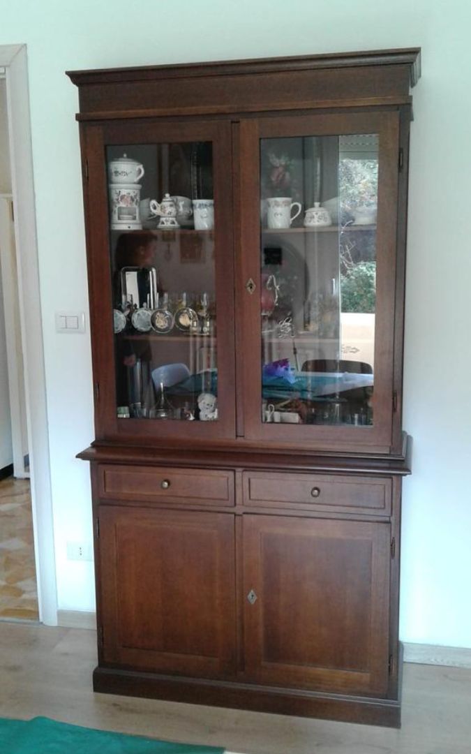 Vetrina in legno stile arte povera con anta aperta, ripiani interni