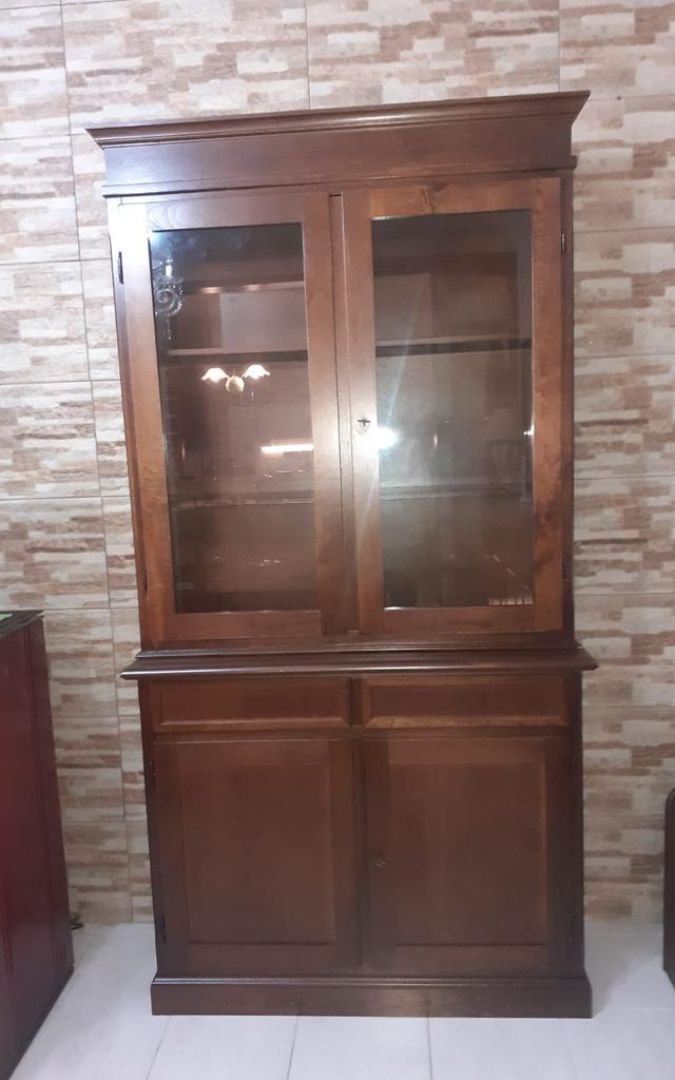 Mobile credenza vetrina in legno 2 ante e 2 cassetti in ambiente domestico
