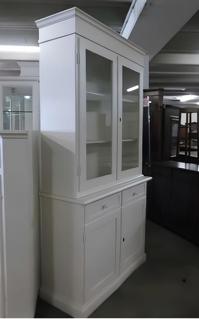 Vetrina elegante in legno bianco in ambiente domestico, stile classico con dettagli rifiniti.