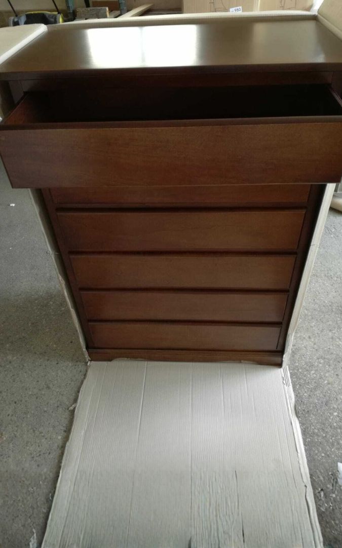 Ampia cassettiera a 6 cassetti in legno color noce, design classico elegante.