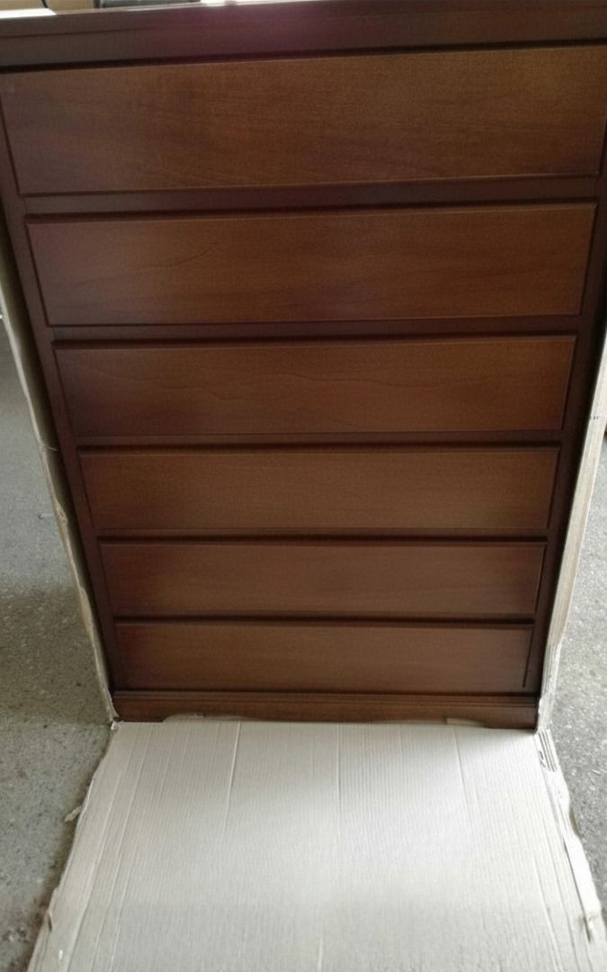 Dettaglio grana del legno e finitura di alta qualità della cassettiera noce.