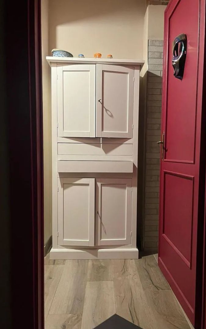 Armadietto stipo classico in legno, design elegante e compatto per ogni ambiente.