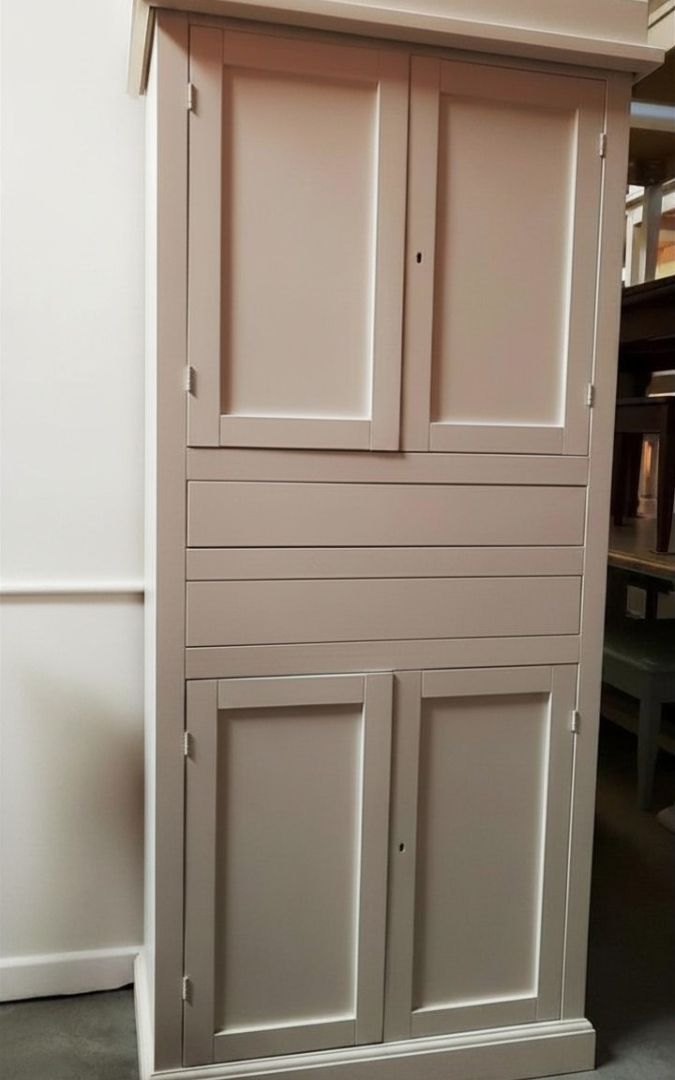 Dettaglio interno armadietto stipo classico con ripiani, finitura artigianale.