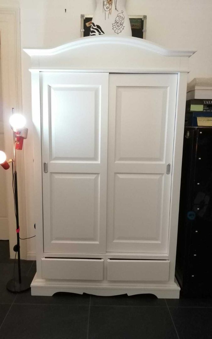 Armadio gendarme 2 porte scorrevoli in legno bianco, stile arte povera.