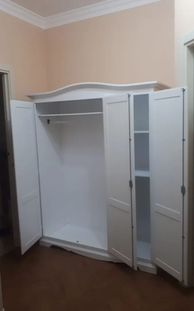 Armadio 3 ante stile arte povera, ideale per organizzare il guardaroba.