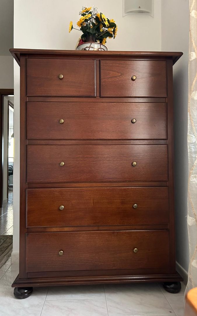 Cassettiera settimanale in stile classico con sei cassetti in legno color noce scuro e pomelli in ottone.