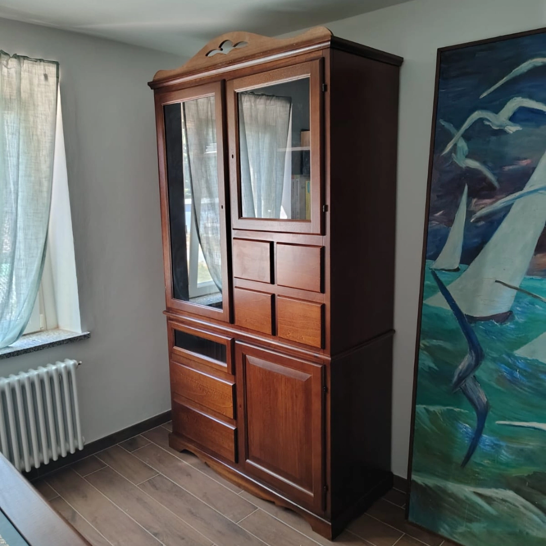 Dispensa in legno stile arte povera con vetrinetta