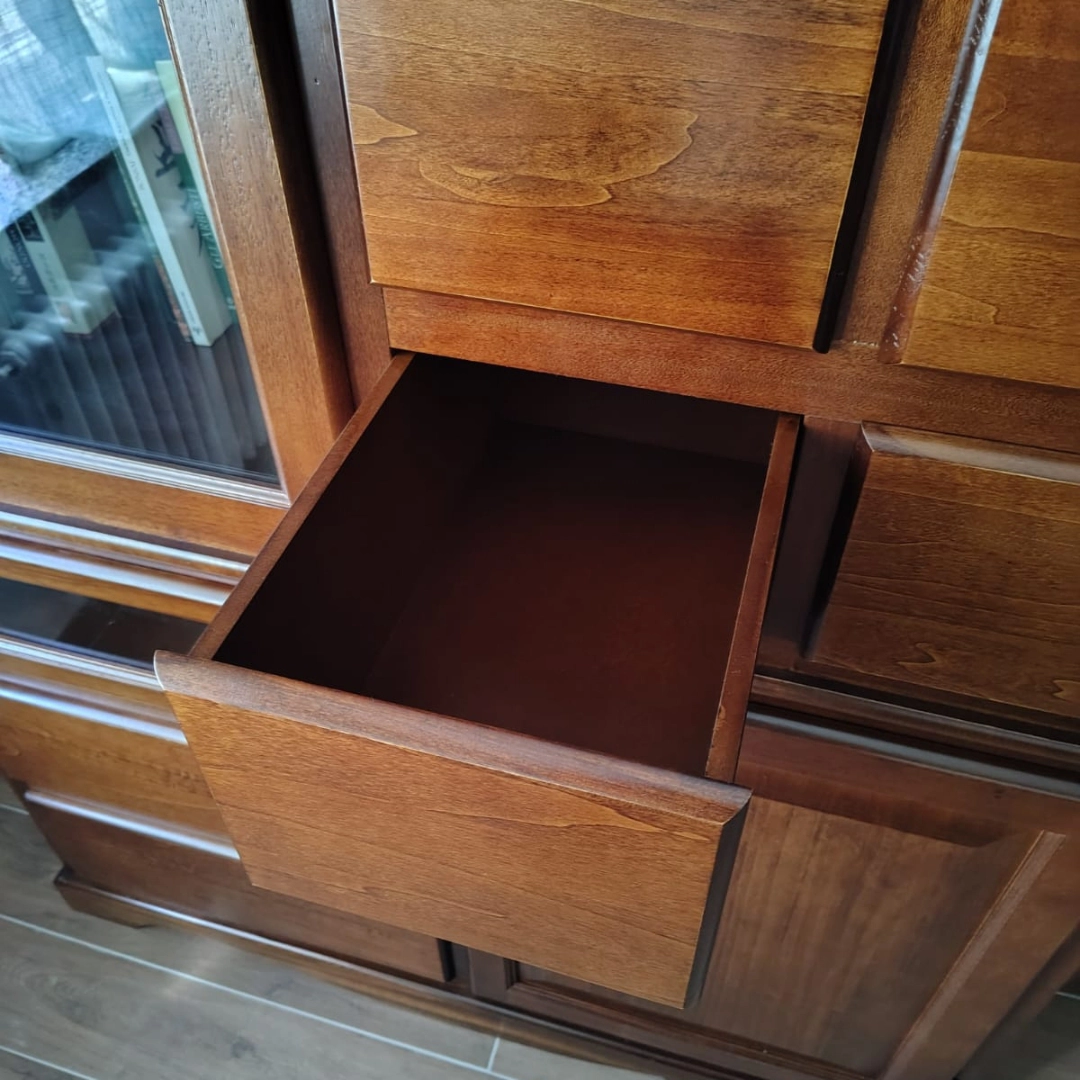 Dettaglio cassetto aperto di dispensa in legno scuro