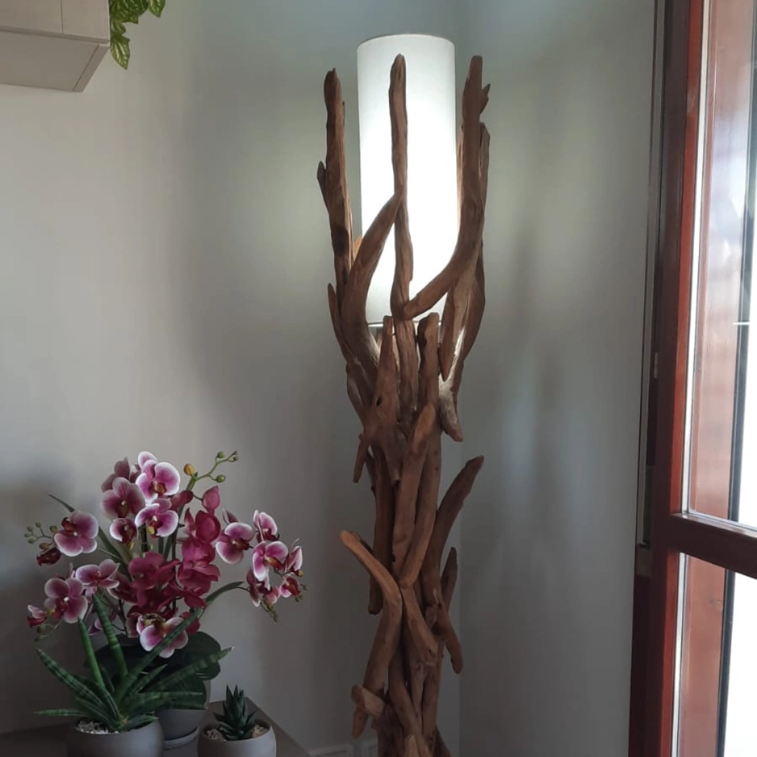 Lampada da terra artigianale Marca Design realizzata con rami di legno naturale intrecciati e diffusore in vetro.