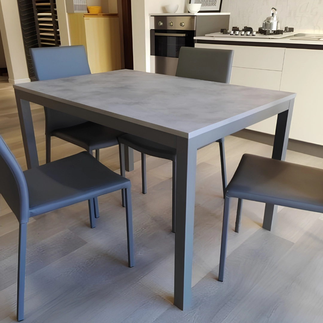 Tavolo allungabile moderno grigio cemento con 4 sedie in un ambiente cucina
