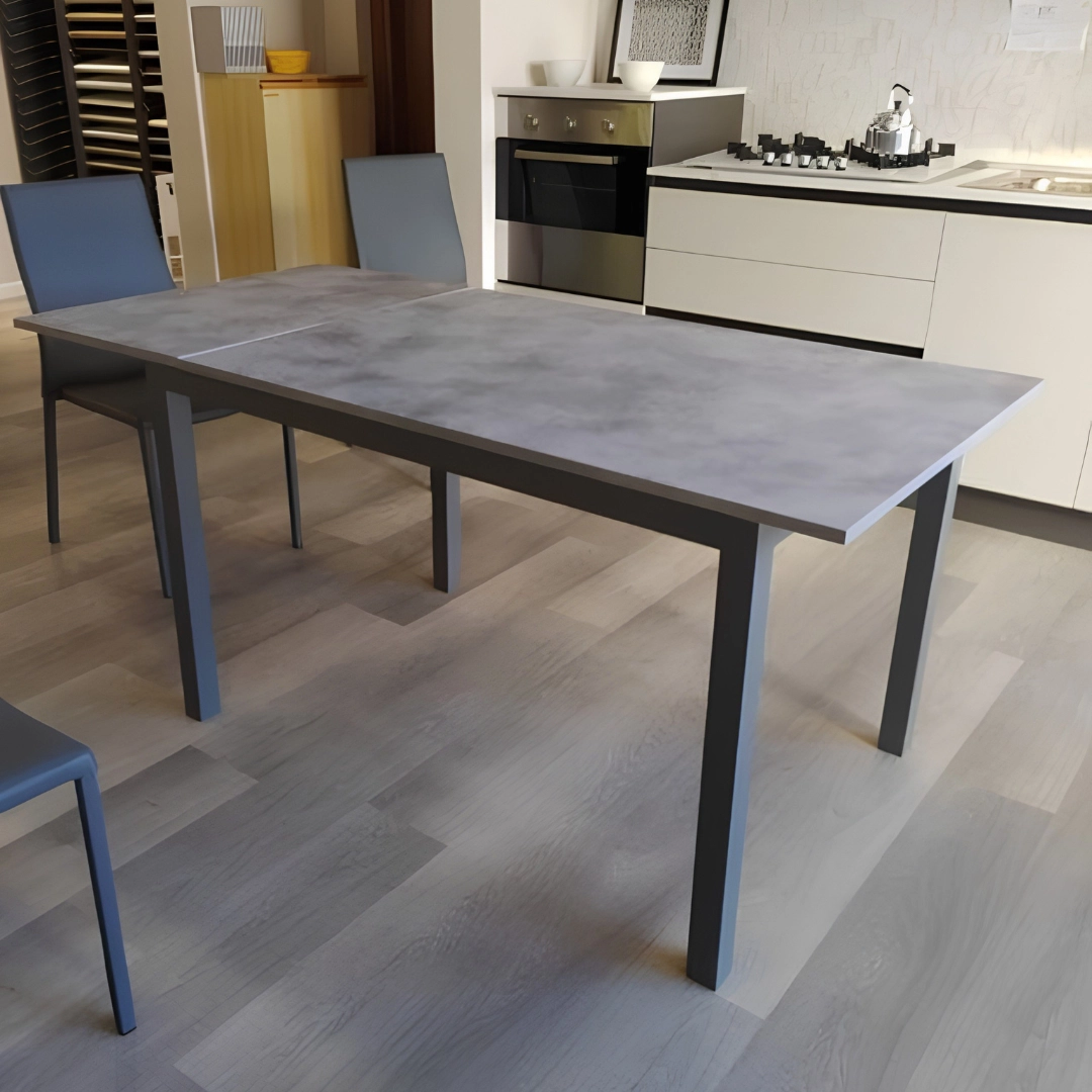 Tavolo moderno allungabile con piano parzialmente esteso in una cucina moderna