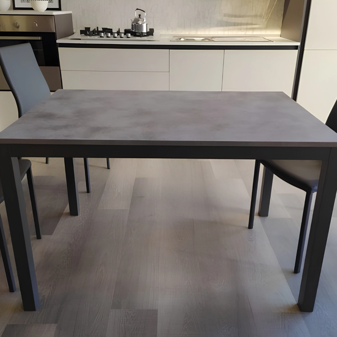 Primo piano del bordo e della superficie effetto cemento del tavolo moderno chiuso