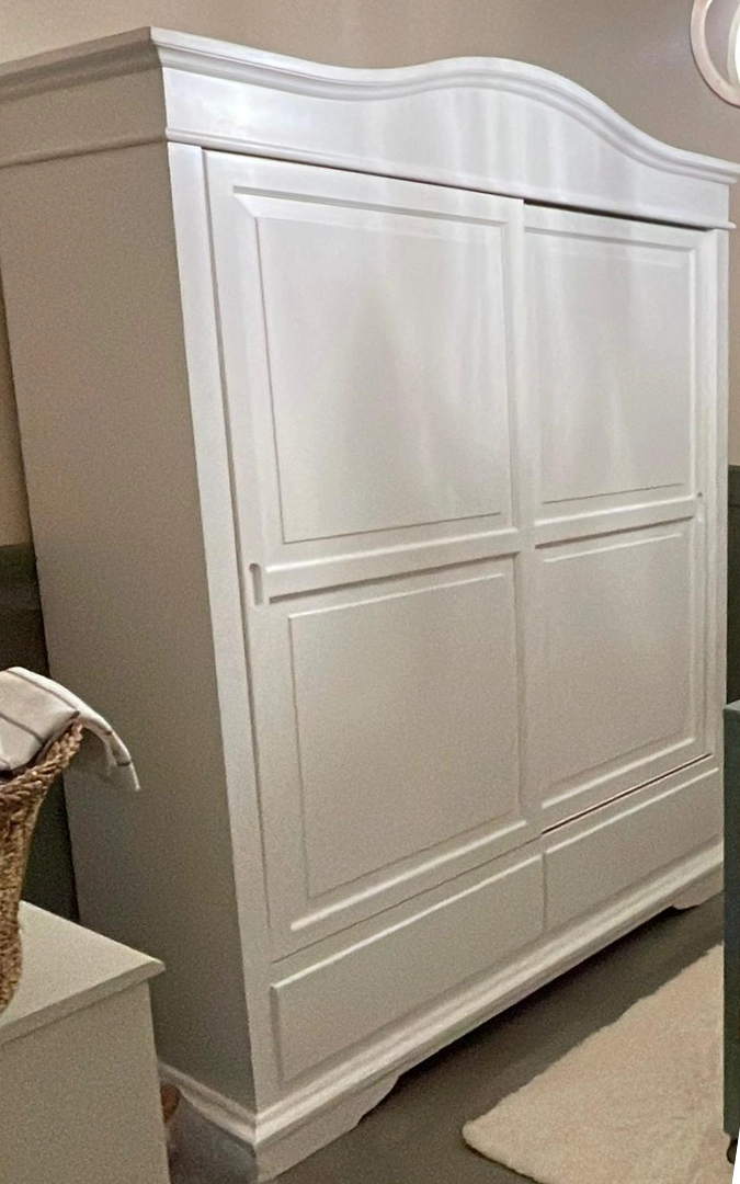 Armadio arte povera bianco in legno di pioppo con ante scorrevoli Marca Design