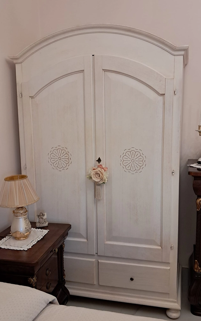 Armadio arte povera bianco due ante decorato con cassetti