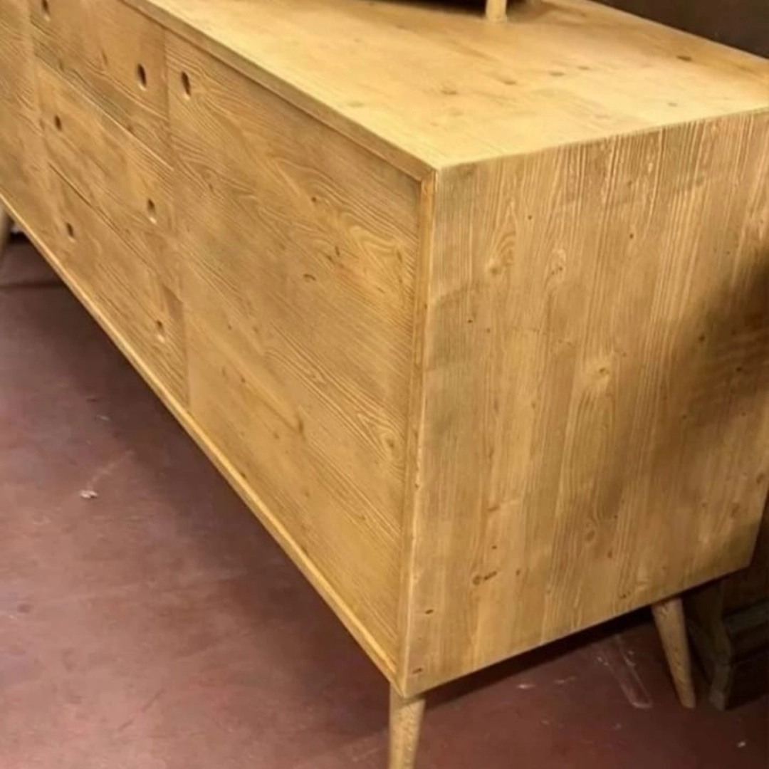 Credenza madia moderna in legno naturale con ante, cassetti e piedini obliqui