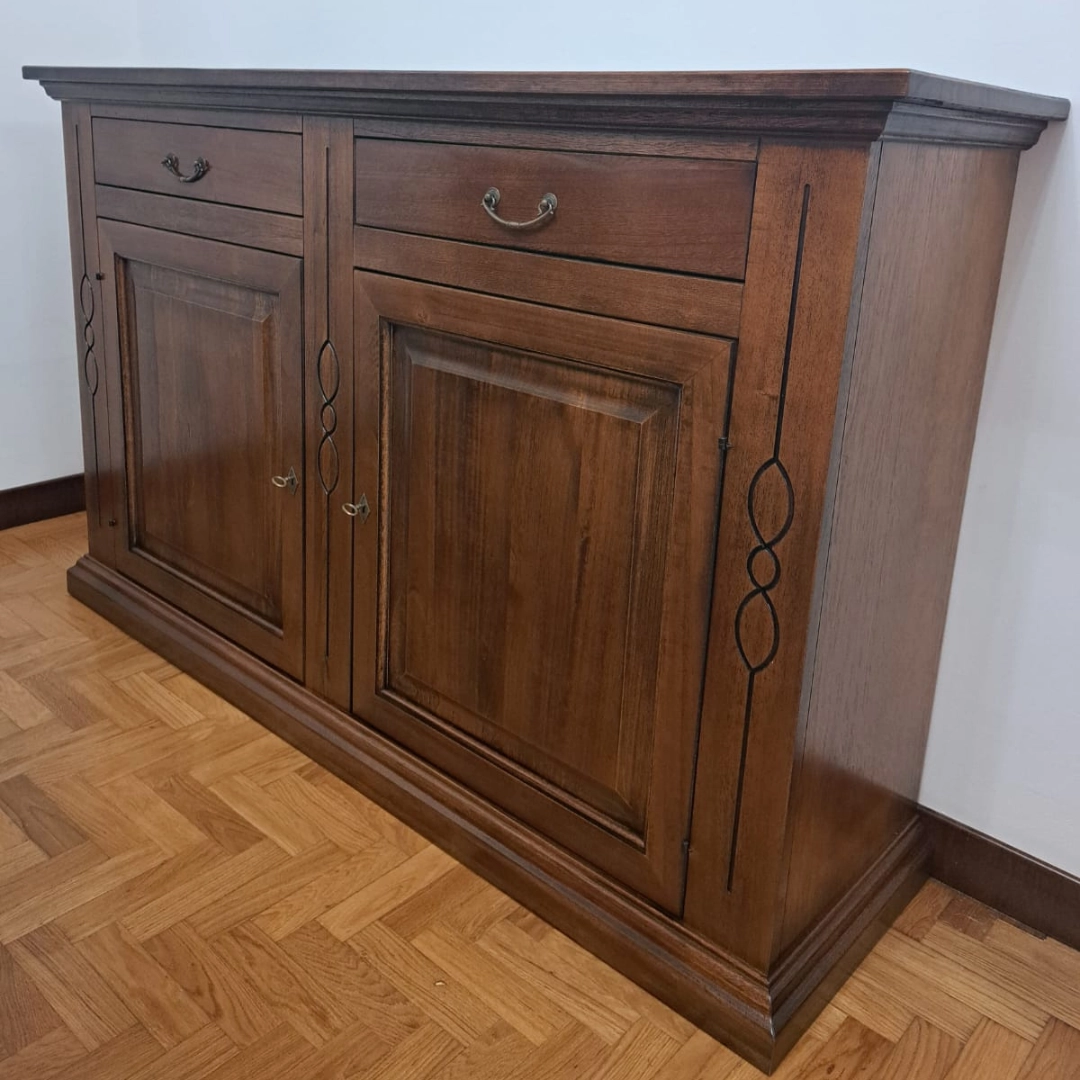 Credenza in legno massello stile arte povera finitura noce Bassano a 2 ante e 2 cassetti