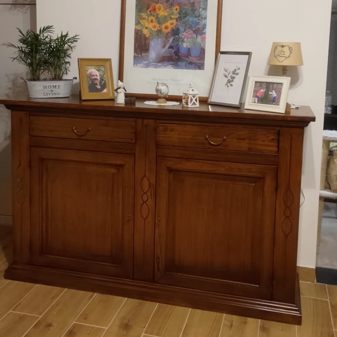 Credenza 2 ante e 2 cassetti in legno finitura Bassano inserita in un ambiente arredato