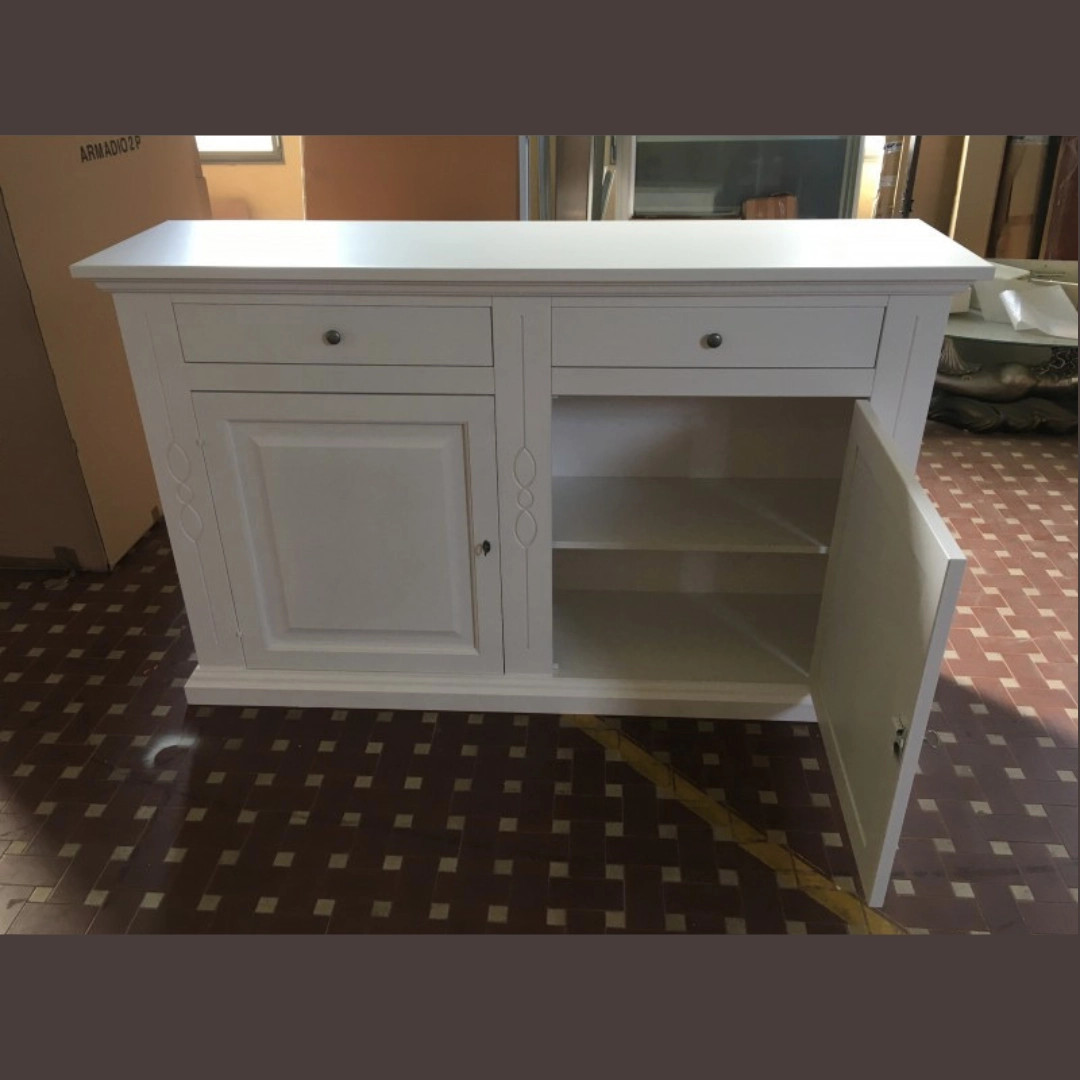 Credenza 2 ante in legno laccato bianco con anta aperta e ripiani interni in evidenza