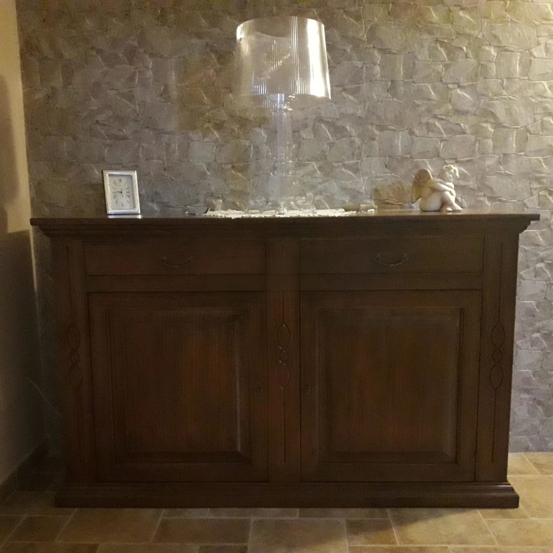 Credenza 2 ante e 2 cassetti in legno finitura Bassano inserita in un ambiente arredato