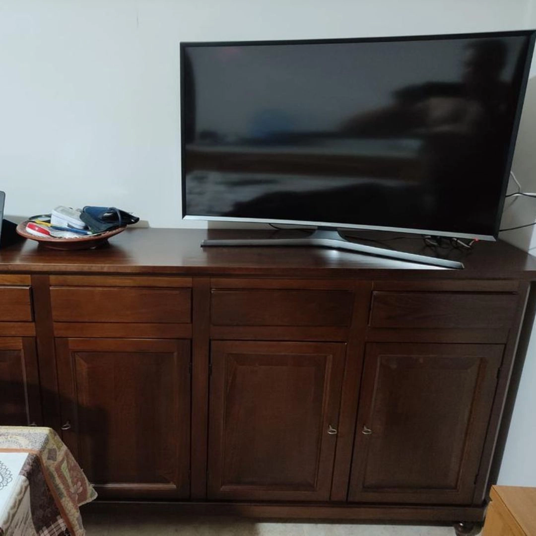 Vista laterale credenza legno arte povera Marca Design Shop ante e cassetti aperti