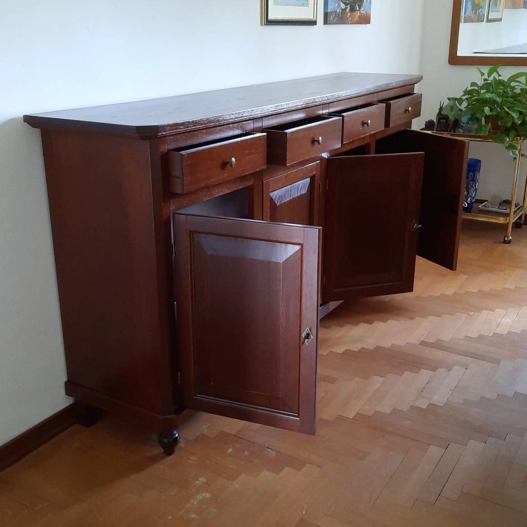 Vista laterale credenza legno arte povera Marca Design Shop ante e cassetti aperti