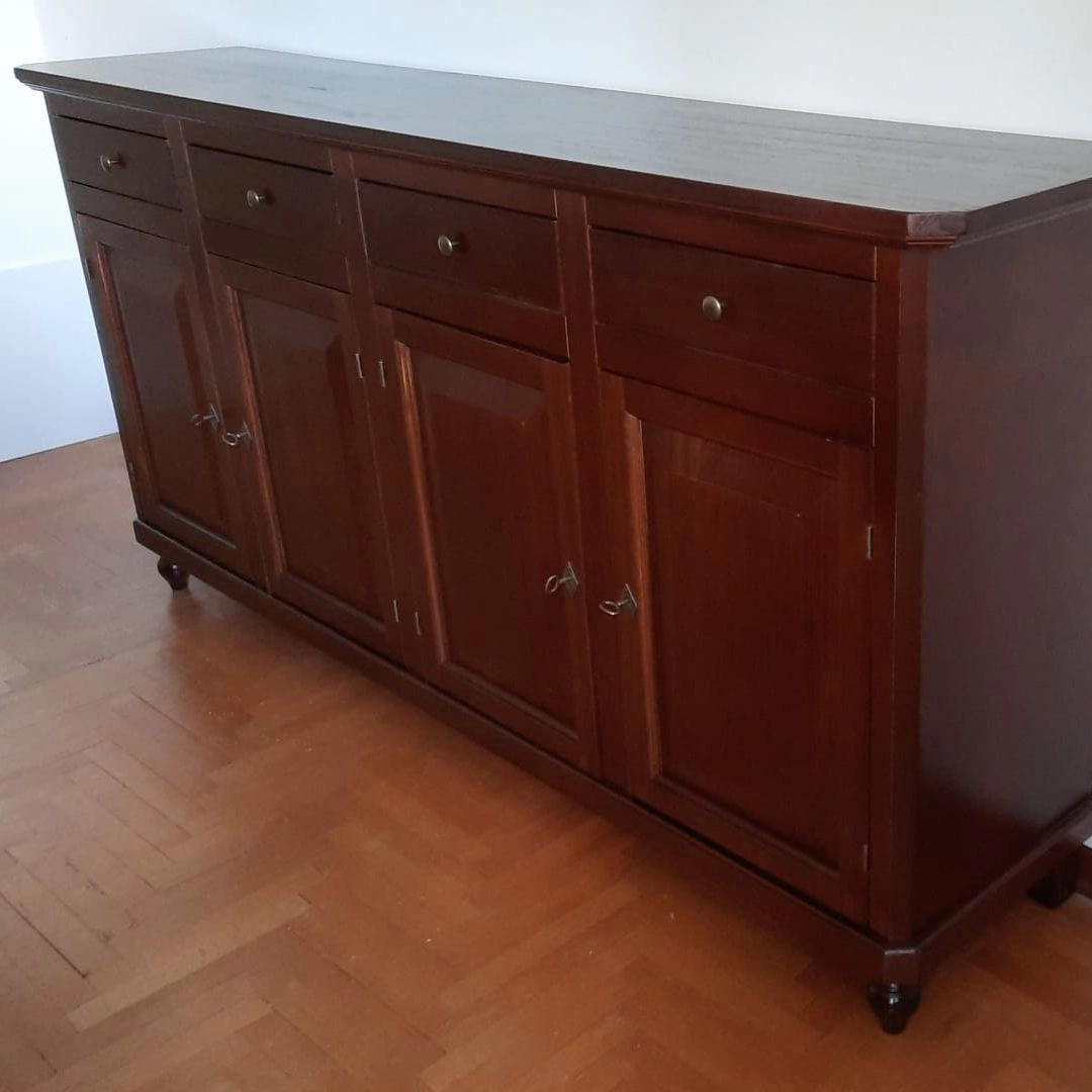 Credenza 4 ante arte povera Marca Design Shop chiusa su pavimento in parquet