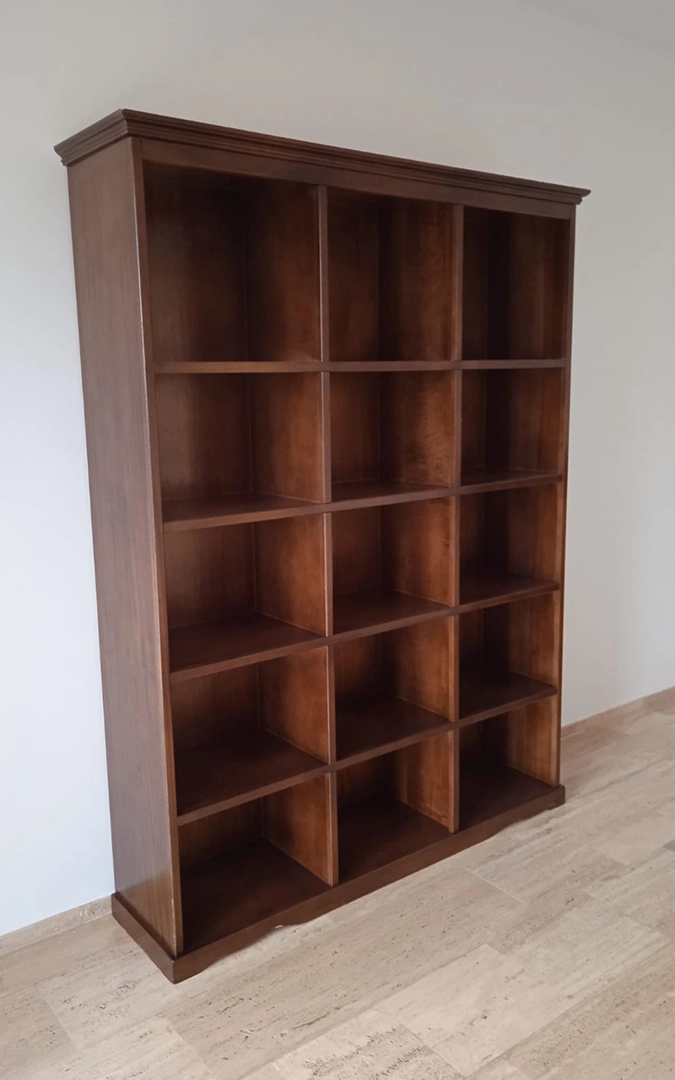 Libreria classica in legno colore noce a vani a giorno - Vista angolata della struttura