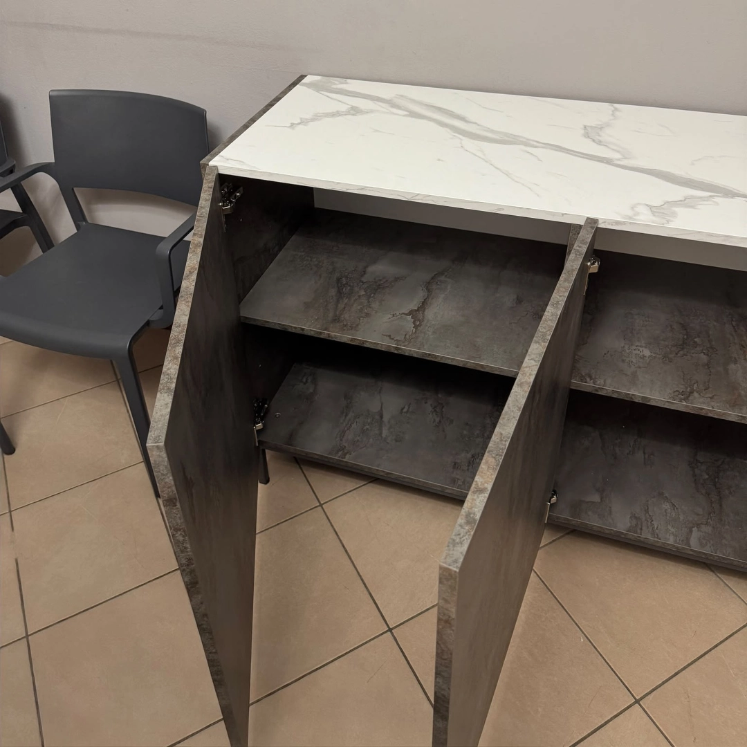 Madia moderna di design SKU 1786 con ante aperte e ripiani interni