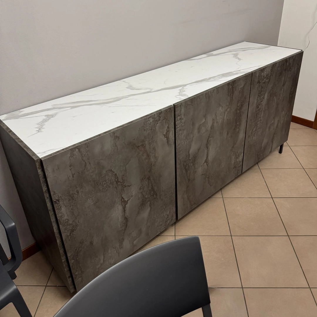 Madia moderna di design SKU 1786 chiusa inserita in contesto d'arredo