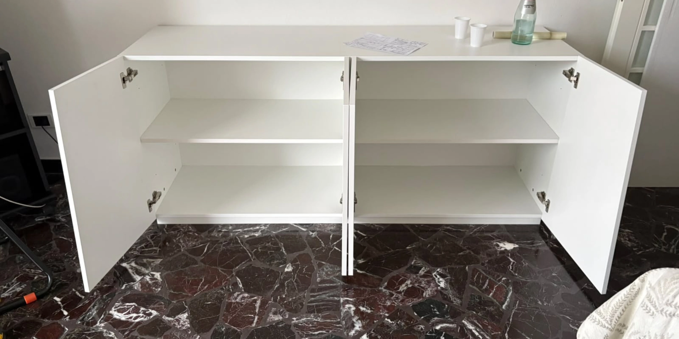 Madia moderna in laminato bianco con ante aperte e ripiani interni, mobile contenitore per soggiorno - Marca Design Shop