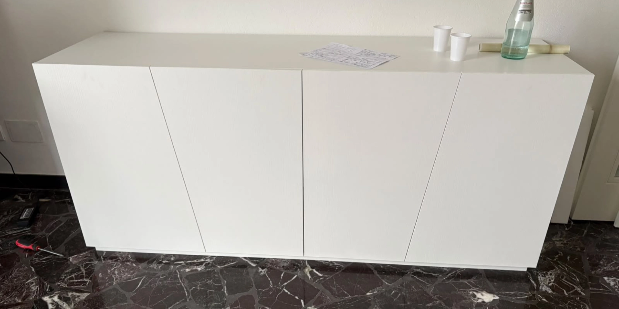 Madia moderna in laminato bianco con ante chiuse, design minimale per arredo zona giorno - Marca Design Shop